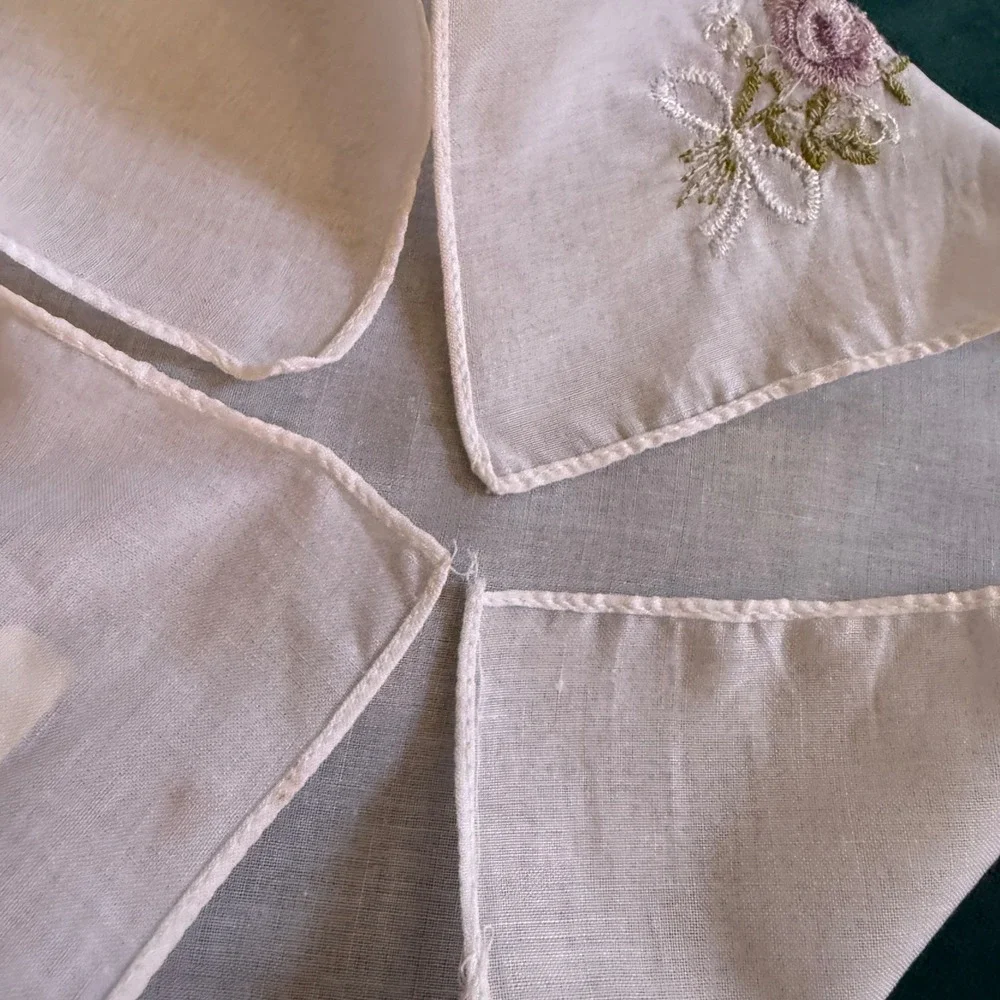 Vintage Handkerchief Lot 4 Floral Embroidered Lace Trim Cotton‎ White Blue Pink